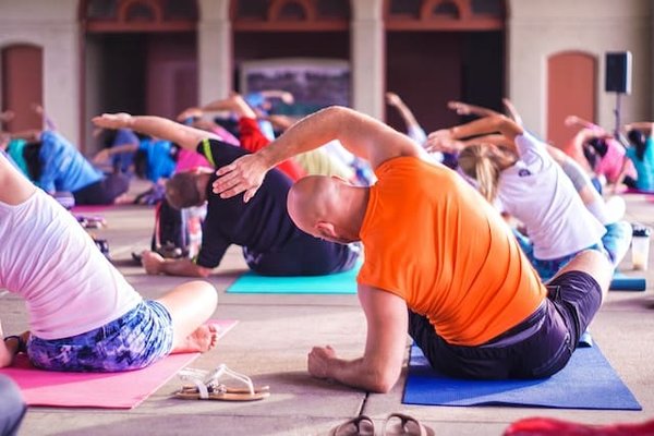 les bienfaits de la pratique du yoga pour les seniors