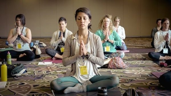les bienfaits de la pratique du yoga pour les seniors